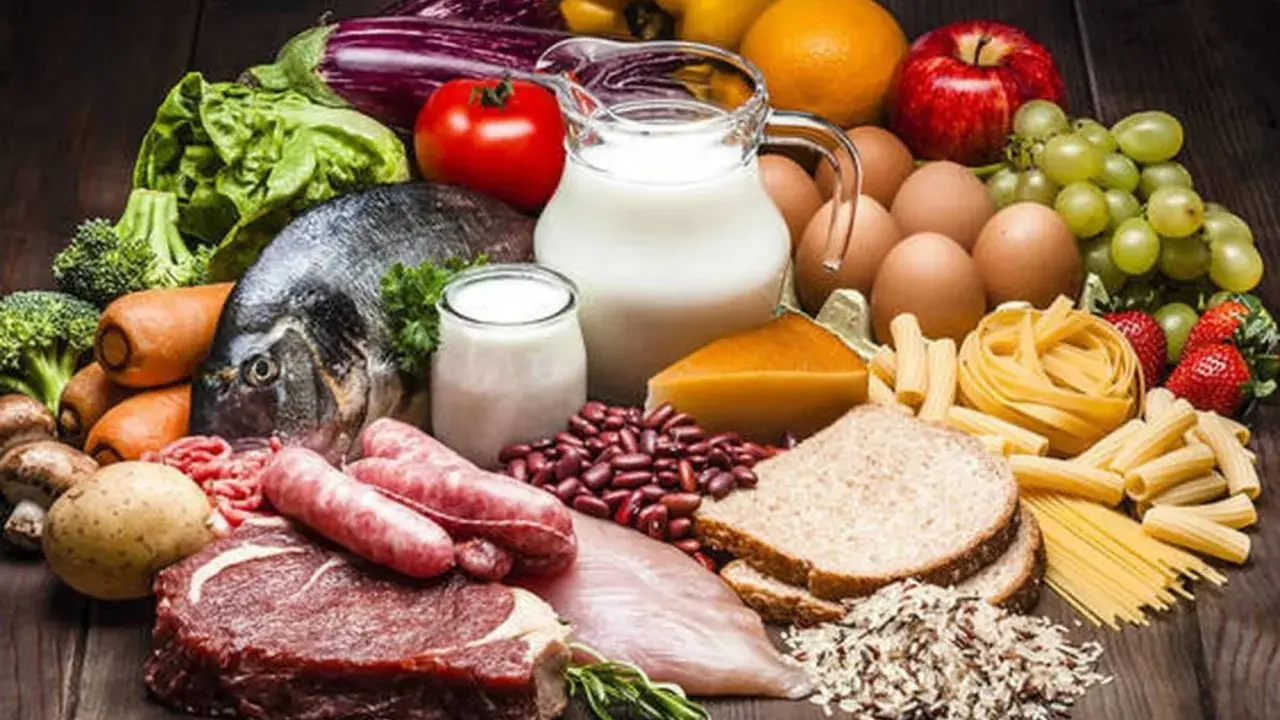 Variedad de alimentos: carnes, pescado, huevos, lácteos, frutas, verduras y carbohidratos para ganar masa muscular como pasta, pan y arroz.