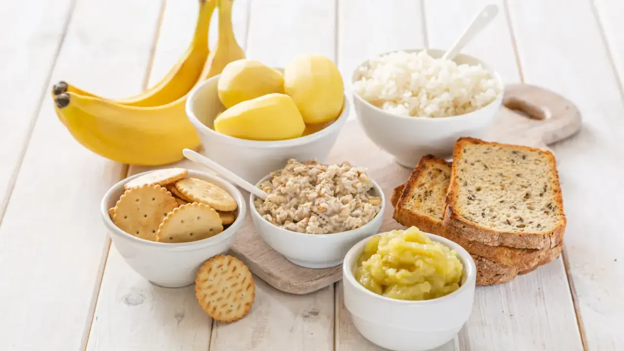 Plátanos, patatas, arroz, avena, pan y compota de manzana, algunos alimentos astringentes para una dieta suave.