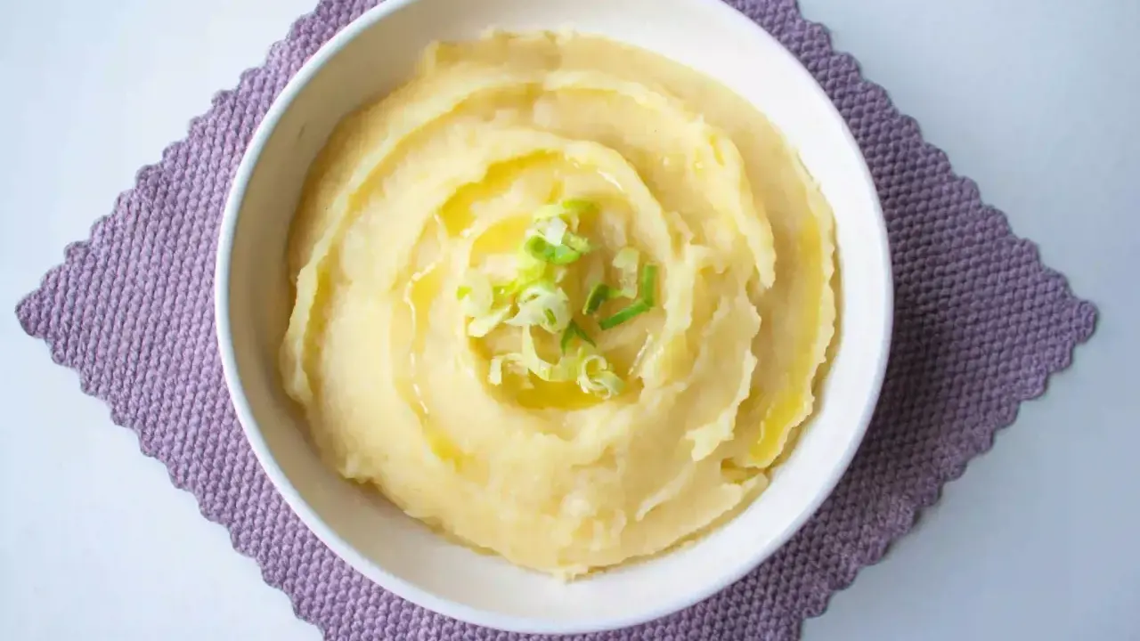 Puré cremoso con aceite de oliva y cebollino, perfecto para una dieta para engordar.