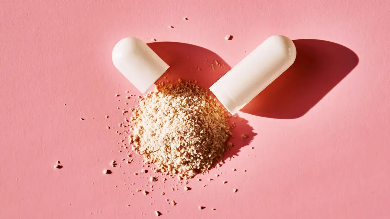 Cápsula abierta revela polvo beige. ¿Qué es la berberina? Un suplemento natural para tu bienestar.
