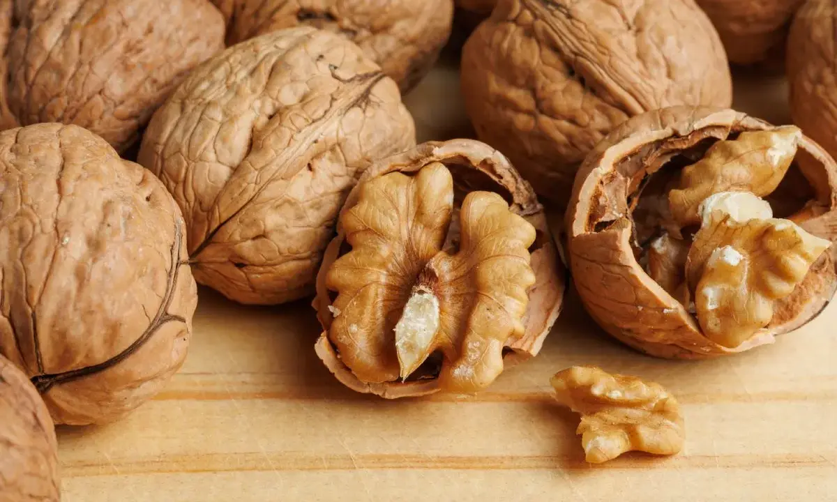 Un montón de nueces enteras y partidas, mostrando su interior arrugado. ¡Cuidado, los frutos secos engordan!