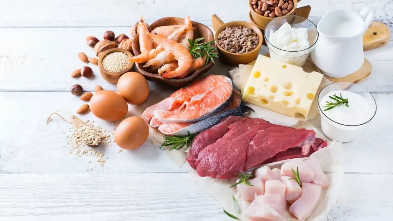 Variedad de alimentos ricos en proteínas: carne, pescado, pollo, huevos, lácteos, legumbres y frutos secos. Son clave para entender qué son los alimentos constructores.