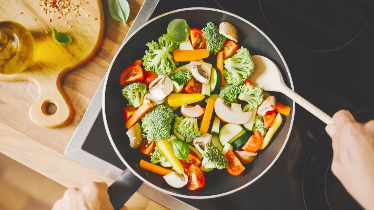 Verduras salteadas en sartén, ideal para una dieta helicobacter pylori. Brócoli, zanahoria, champiñones y tomate.