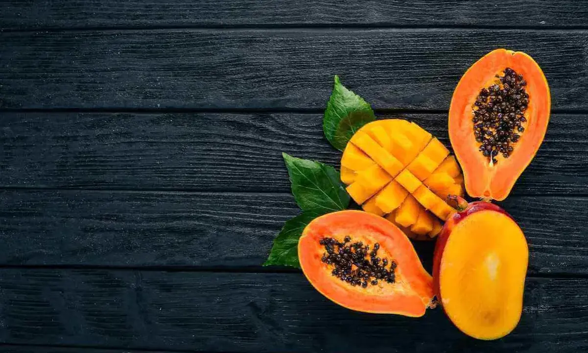 Papaya y mango cortados, ricos en enzimas digestivas naturales.
