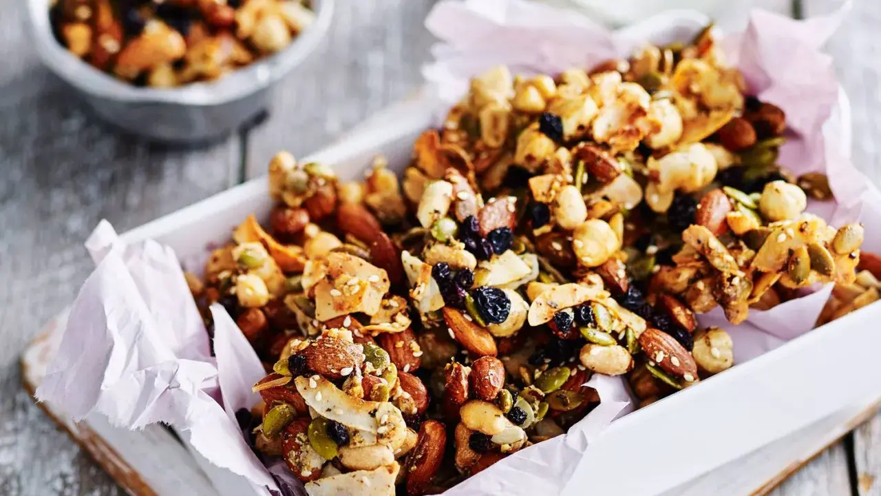 Un delicioso snack de frutos secos, semillas y pasas, perfecto para un tentempié energético.