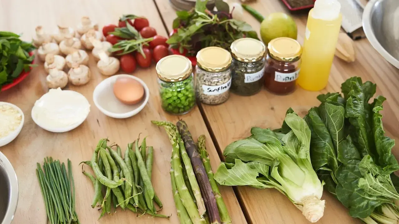 Ingredientes frescos para empezar a ser vegano: verduras, legumbres, semillas y especias.