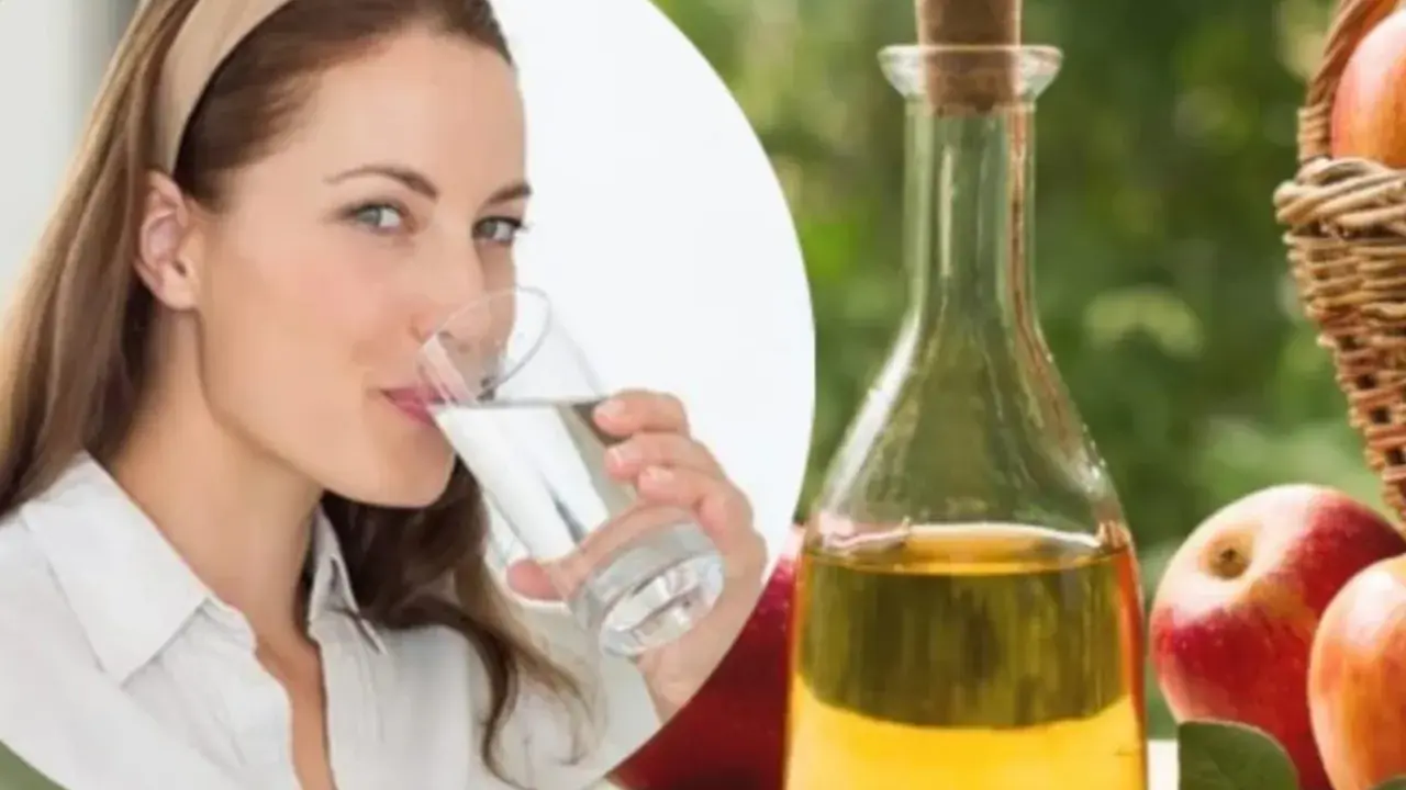 Mujer bebe agua, junto a botella de vinagre de manzana y manzanas. Una rutina saludable para tomar vinagre de manzana en ayunas.