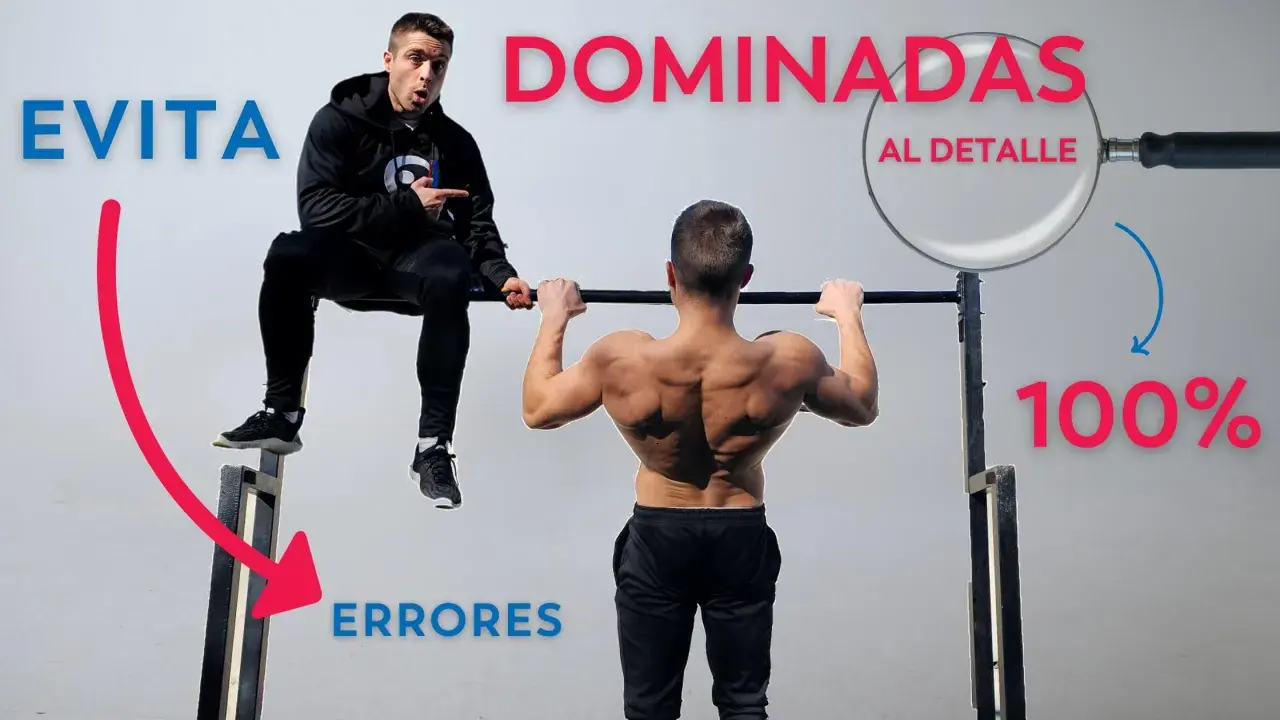 Evita errores en tus dominadas agarre prono. Un hombre realiza el ejercicio con la espalda musculosa, mientras otro señala los fallos.