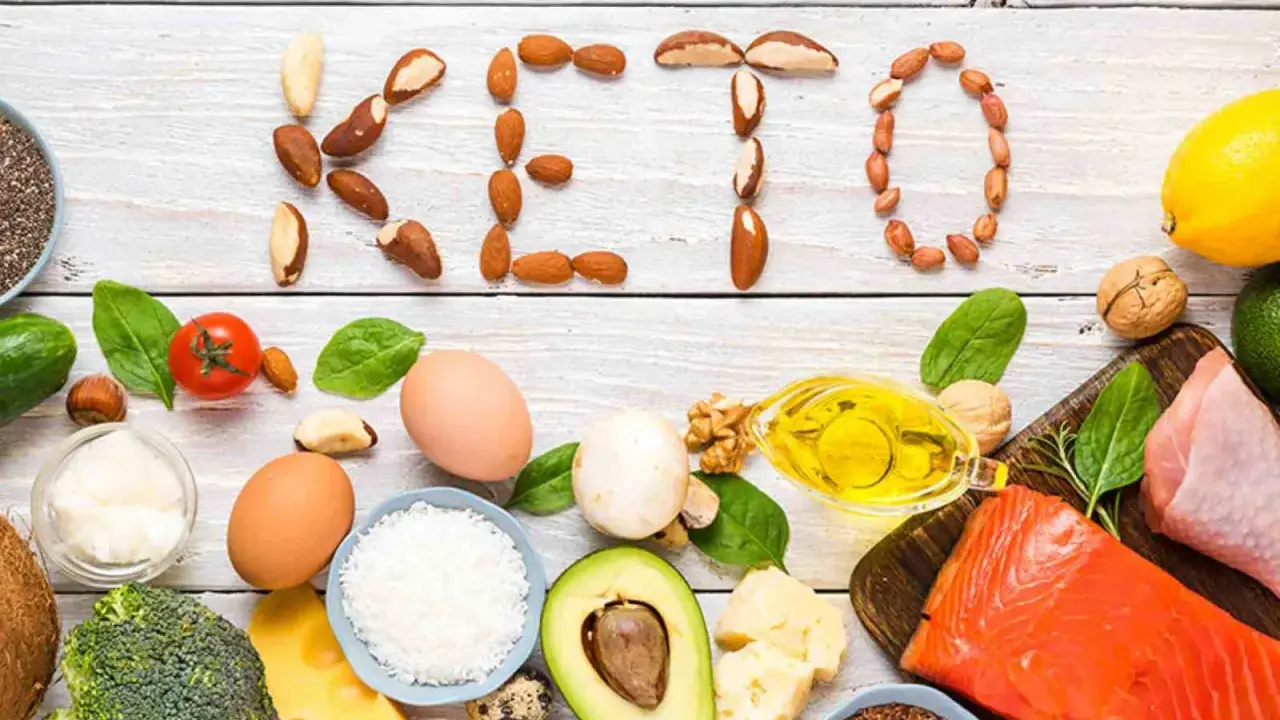 Alimentos keto: huevos, aguacate, salmón, aceite, frutos secos y brócoli. ¡Incluso se puede comer lentejas en la dieta keto!