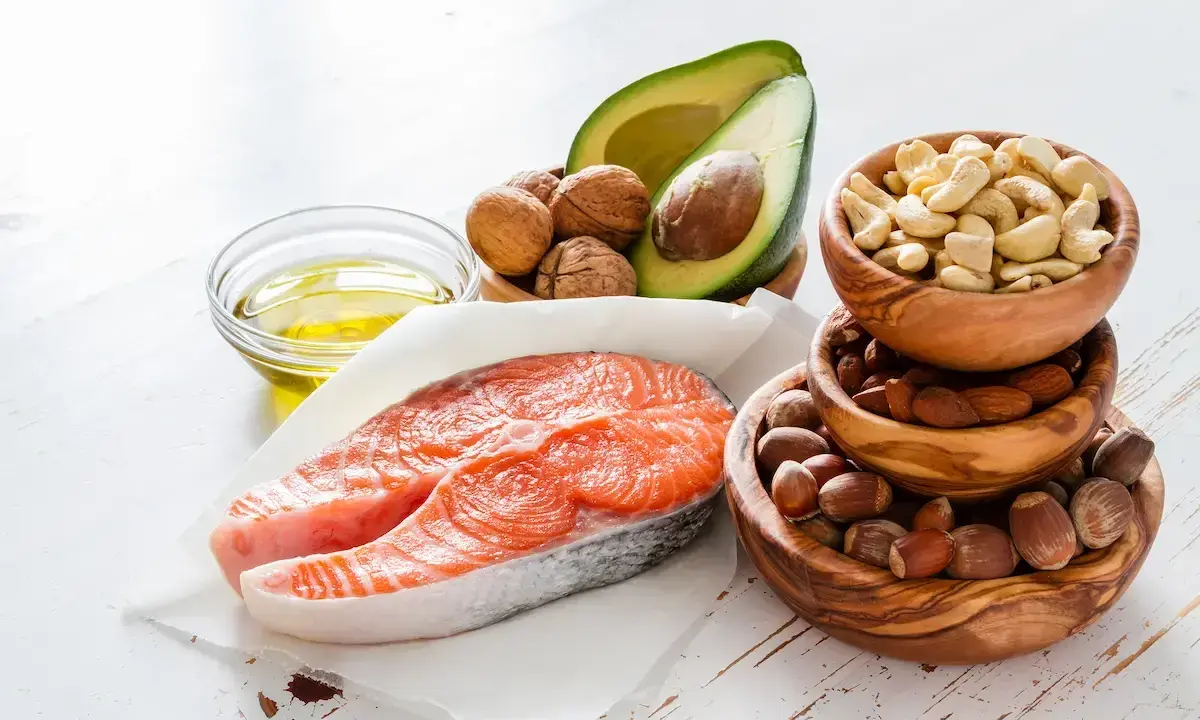Salmón, aguacate, nueces y aceite de oliva: ingredientes clave para el omega 3 para adolescentes.