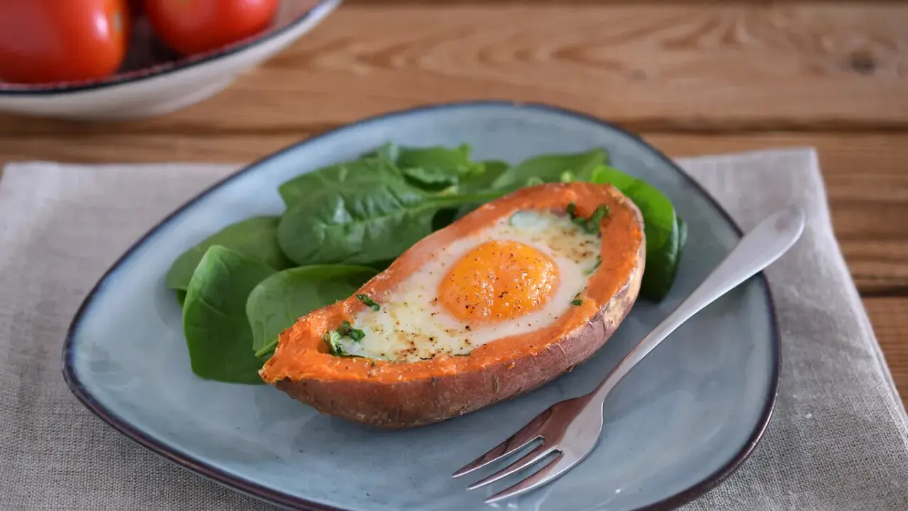 Batata rebozada con huevo y espinacas, una opción deliciosa y saludable de comidas bajas en fodmap.
