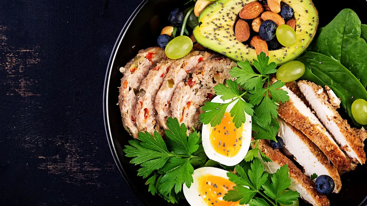 Un plato delicioso y saludable con carne, pollo, huevos, aguacate y frutos secos. Una opción perfecta para una dieta low carb.