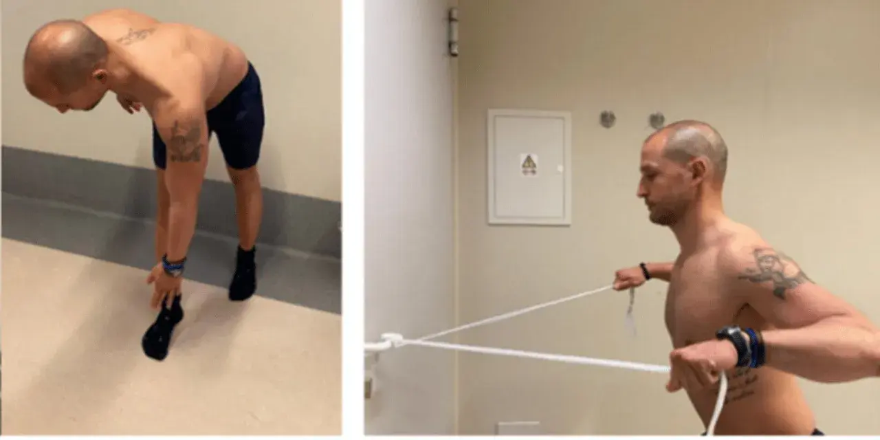 Hombre realizando ejercicio de retracción escapular con banda elástica.