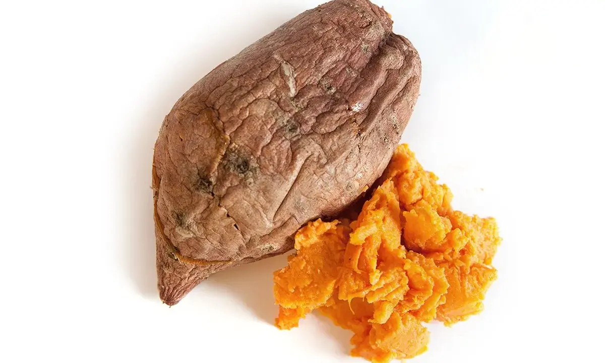 Batata cocida y triturada, una porción que aporta unos 50 gramos de carbohidratos.