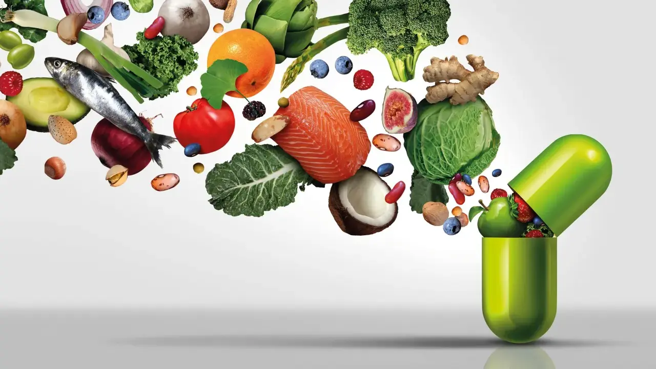 Alimentos como salmón, frutas y verduras, ejemplos de micronutrientes, fluyen hacia una cápsula verde.