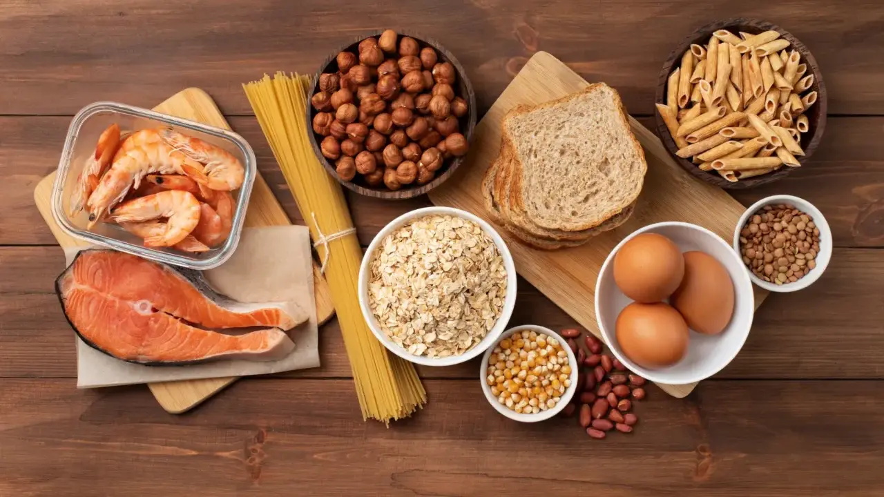 Salmón, camarones, avena, pan, pasta, huevos, lentejas, cacahuates y maíz. Todos son fuentes de proteína, esencial para formar cada aminoácido.