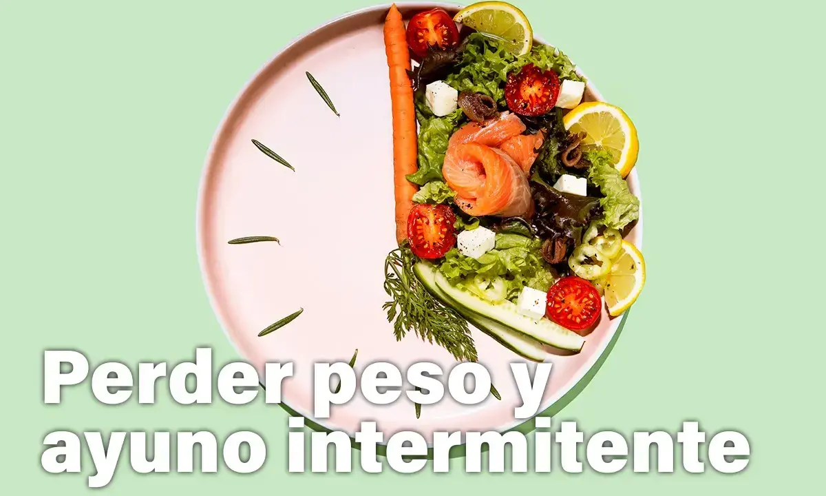 Plato con ensalada y salmón, simulando un reloj. Descubre los ayuno 18 horas beneficios para perder peso y mejorar tu salud.