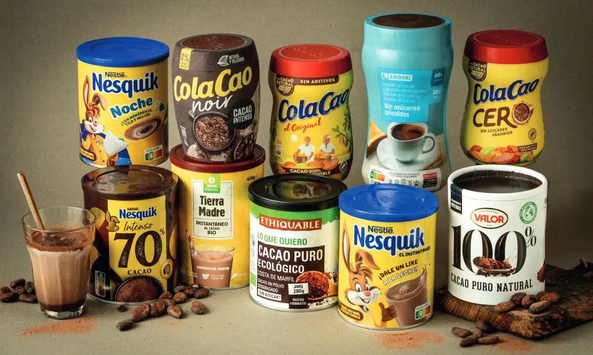 Variedad de productos de cacao, incluyendo Cola Cao y Nesquik. El cacao puro es la base de estas deliciosas bebidas.