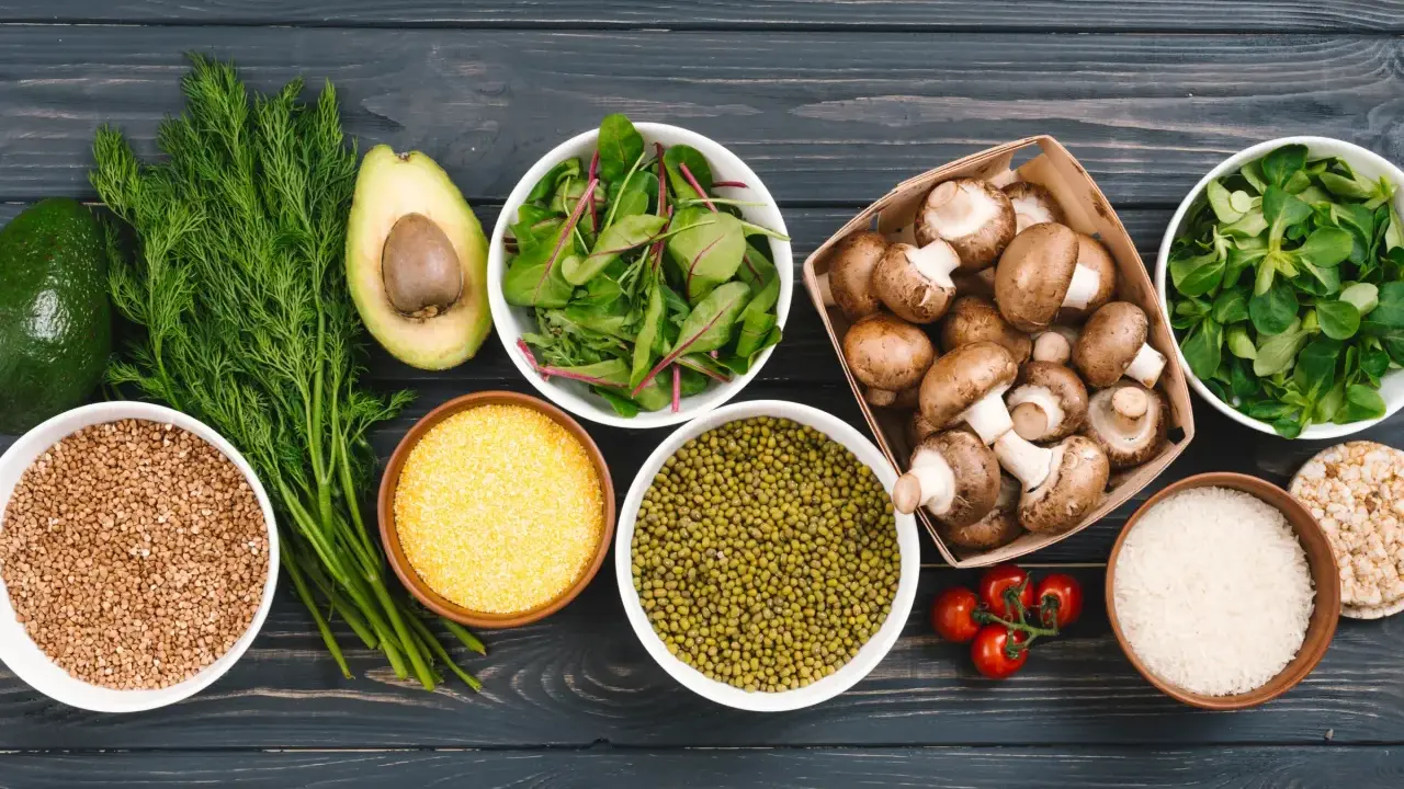 Ingredientes para una dieta baja en carbohidratos fermentables: aguacate, eneldo, champiñones, espinacas, lentejas mungo, arroz, polenta y tomates.