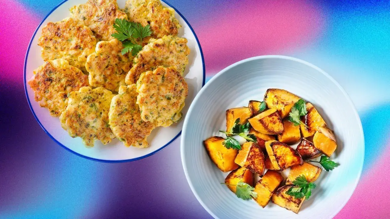 Tortitas de pollo y trozos de batata asada en platos, con fondo degradado azul y rosa.