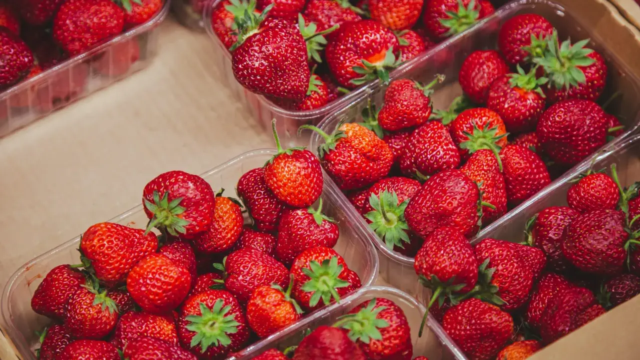 Fresas rojas y jugosas en envases transparentes. Un festín de sabor y pocas calorías fresas para disfrutar sin culpa.