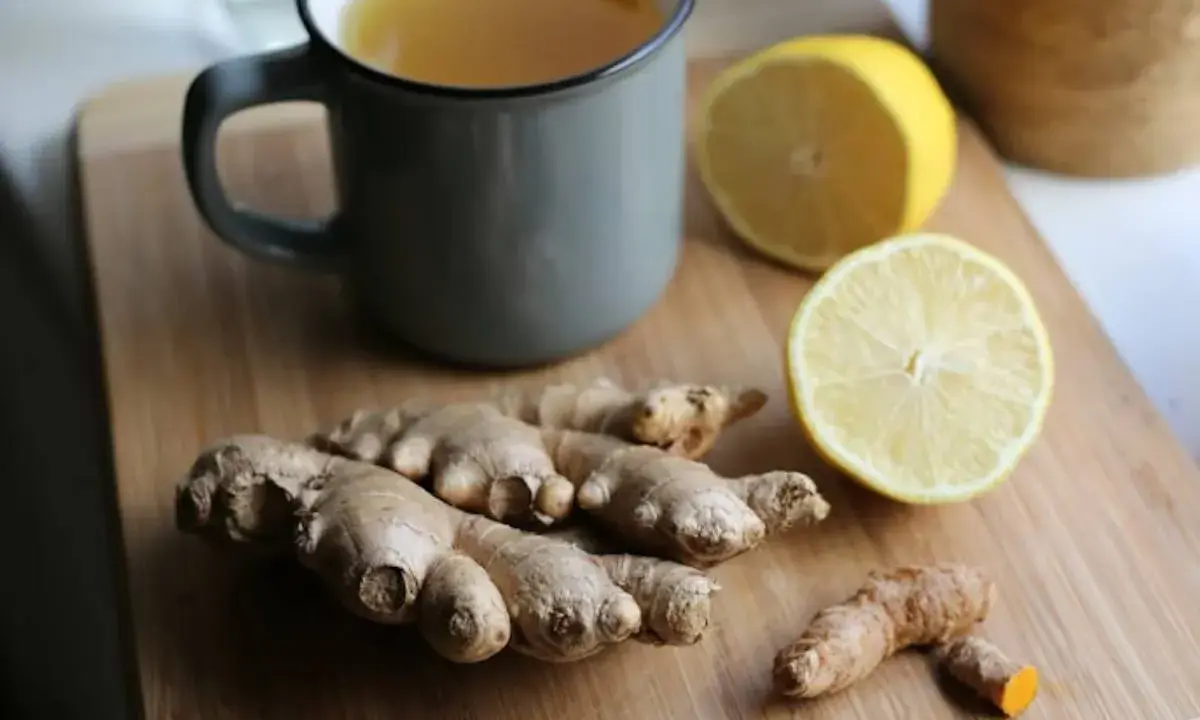 Té de jengibre y limón, ideal para aprovechar las propiedades antiinflamatorias y digestivas del jengibre.