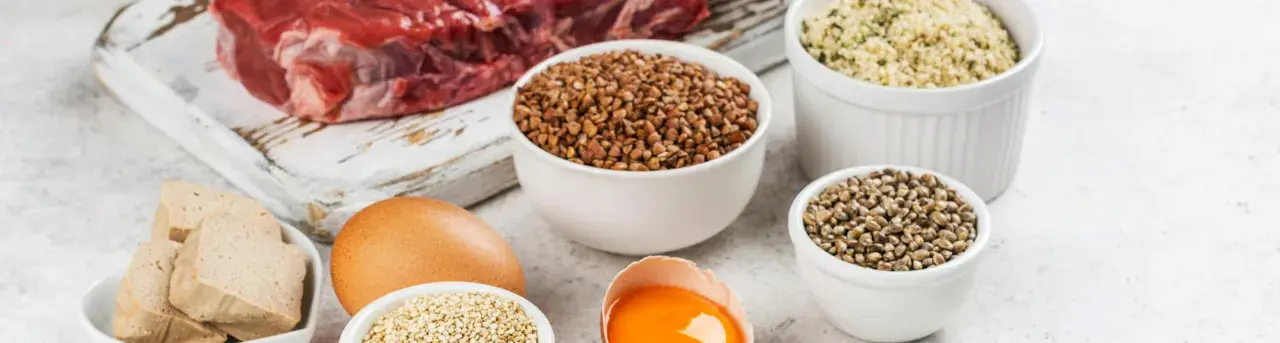 Carne, huevo, tofu, trigo sarraceno, quinoa y semillas de cáñamo: alimentos que tienen aminoácidos esenciales para tu dieta.