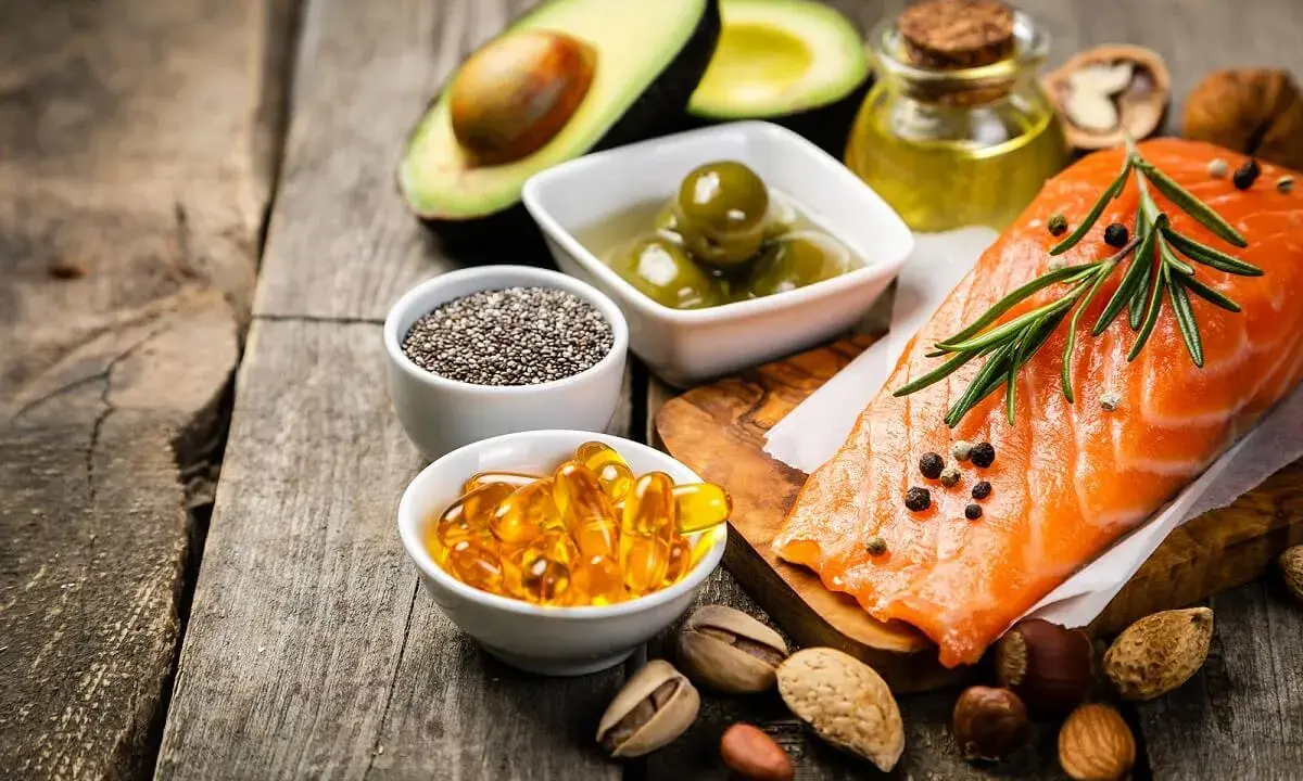 Salmón, aguacate, aceitunas, semillas de chía, frutos secos y cápsulas de aceite: alimentos ricos en grasas por kilo de peso para una dieta saludable.