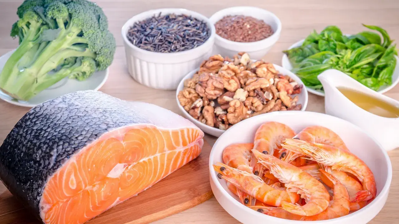 Salmón, camarones, nueces, brócoli, arroz salvaje y semillas de lino, todos son excelentes omega 6 alimentos para una dieta equilibrada.