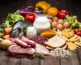 Variedad de alimentos: carnes, pescado, huevos, lácteos, frutas, verduras y carbohidratos para ganar masa muscular como pasta, pan y arroz.