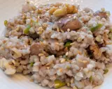 Un plato de trigo sarraceno cocido con trozos de nuez y semillas de sésamo esparcidas.