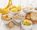 Plátanos, patatas, arroz, avena, pan y compota de manzana, algunos alimentos astringentes para una dieta suave.