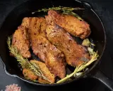 Seitan que es: trozos dorados y sabrosos de seitan cocinados en sartén con hierbas aromáticas como romero y tomillo.