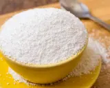 Tazón amarillo lleno de polvo blanco, posiblemente sorbitol. Cuidado con los alimentos prohibidos que lo contienen.