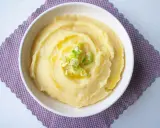 Puré cremoso con aceite de oliva y cebollino, perfecto para una dieta para engordar.
