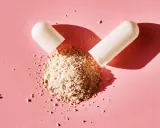 Cápsula abierta revela polvo beige. ¿Qué es la berberina? Un suplemento natural para tu bienestar.