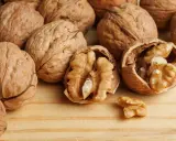 Un montón de nueces enteras y partidas, mostrando su interior arrugado. ¡Cuidado, los frutos secos engordan!