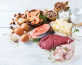 Variedad de alimentos ricos en proteínas: carne, pescado, pollo, huevos, lácteos, legumbres y frutos secos. Son clave para entender qué son los alimentos constructores.