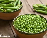 Dos cuencos llenos de guisantes frescos, uno con vainas y otro con granos sueltos. Descubre las guisantes propiedades y beneficios.