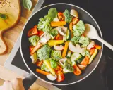 Verduras salteadas en sartén, ideal para una dieta helicobacter pylori. Brócoli, zanahoria, champiñones y tomate.