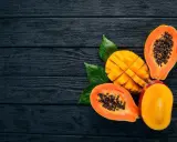 Papaya y mango cortados, ricos en enzimas digestivas naturales.