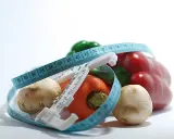 Verduras frescas y cinta métrica, símbolos de dietas milagro y un estilo de vida saludable.