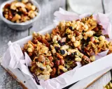 Un delicioso snack de frutos secos, semillas y pasas, perfecto para un tentempié energético.