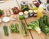 Ingredientes frescos para empezar a ser vegano: verduras, legumbres, semillas y especias.