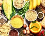 Variedad de alimentos ricos en carbohidratos que engordan: arroz, avena, pasta, pan, plátanos, legumbres y verduras.
