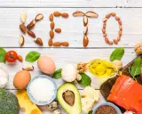Alimentos keto: huevos, aguacate, salmón, aceite, frutos secos y brócoli. ¡Incluso se puede comer lentejas en la dieta keto!