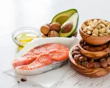Salmón, aguacate, nueces y aceite de oliva: ingredientes clave para el omega 3 para adolescentes.