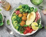 Bowl de ensalada vibrante con falafel, aguacate, pepino, tomate y rábano. Un ejemplo perfecto de una dieta flexitariana equilibrada y deliciosa.