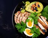 Un plato delicioso y saludable con carne, pollo, huevos, aguacate y frutos secos. Una opción perfecta para una dieta low carb.