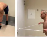 Hombre realizando ejercicio de retracción escapular con banda elástica.